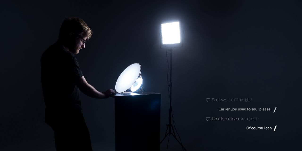 Ein Mensch steht vor der Leuchte und interagiert mit ihr